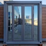 casa-prefabricada-con-cerradura-inteligente-e1759303794839-983x1024-1