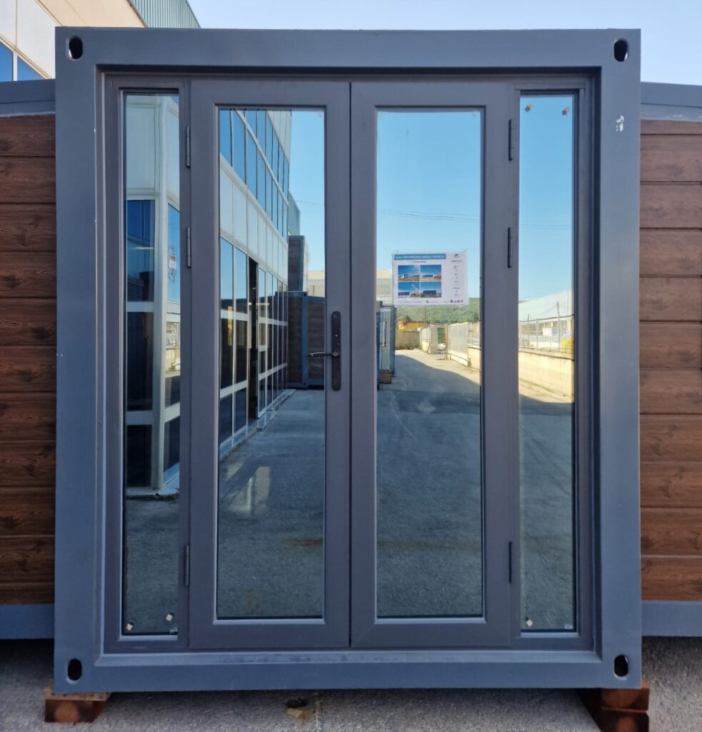 casa-prefabricada-con-cerradura-inteligente-e1759303794839-983x1024-1