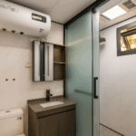 20250828_1324_Bano-Moderno-Mejorado_remix_01k3r6ked3f7z9cwvaes9r6jta-4