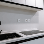 20250828_1329_Cocina-Moderna-Impecable_remix_01k3r6x2f2f7bb5xzg5cj7415b-4